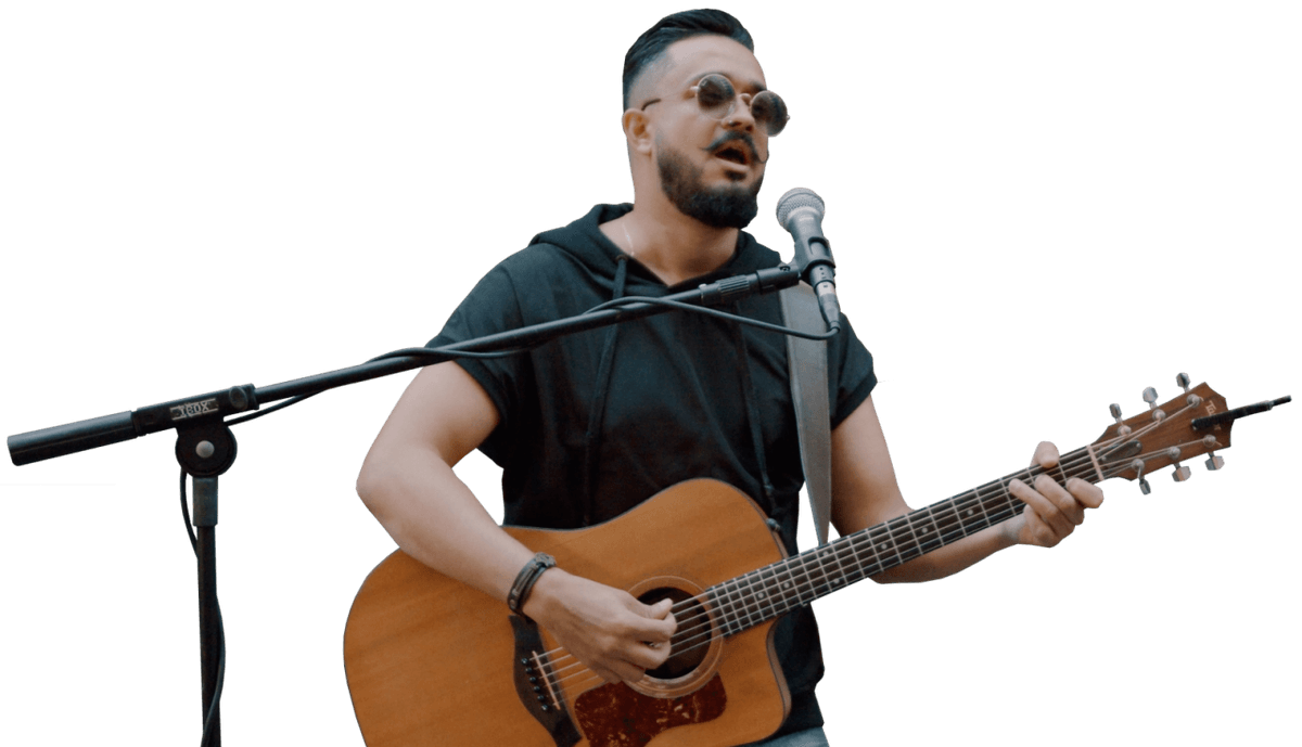 Tayrone Oliveira tocando